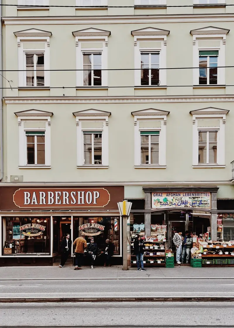Fachada de una barbería, negocio local que se posiciona con SEO local