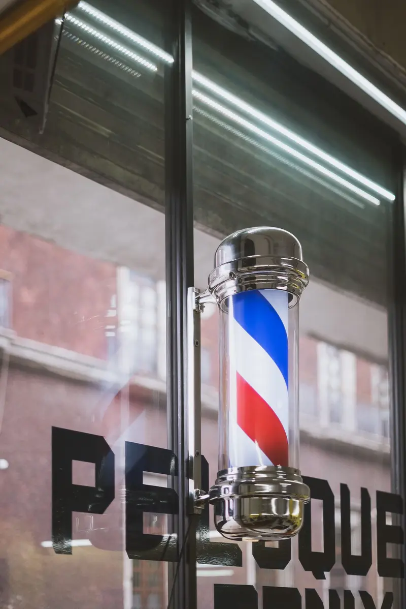 Barbería con su poste en la fachada como resultado de Google Maps