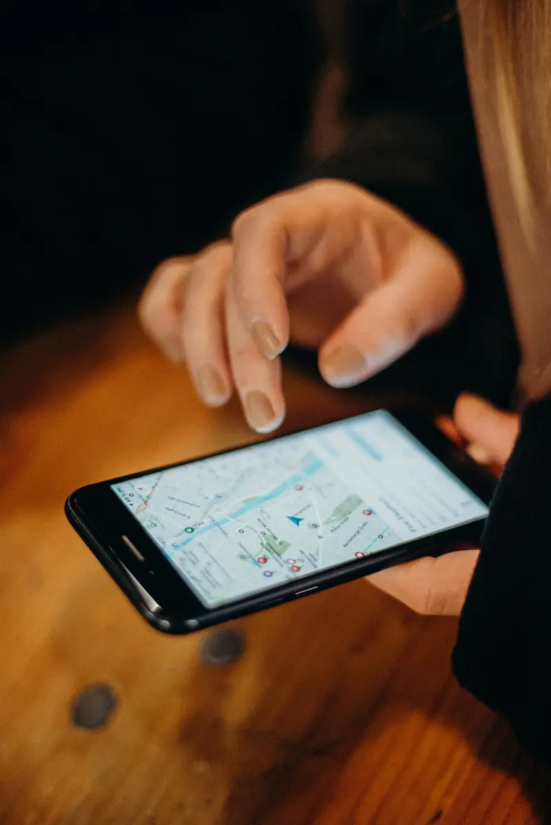 Dedo tocando un mapa en un celular para marcar la ubicación de un negocio en Google