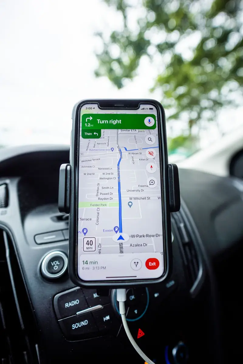 Celular con mapa y ruta abierta, símbolo de la conexión entre la web y la ficha de Google
