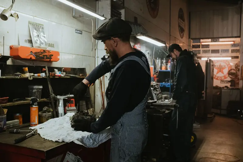 Mecánico trabajando en un taller, negocio local que aparece en las búsquedas de su ciudad
